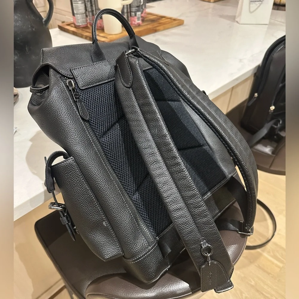 Coach Men’s Leather Backpack - like new! - Picture 4 of 6